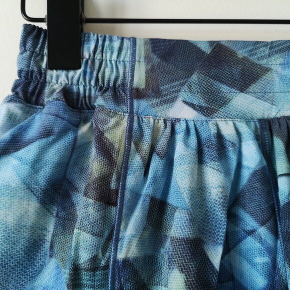 NWT LULULEMON CTSW/BLGW Blue Multi LTWT Low Rise Hotty Hot 4" Lined Shorts 4 - Picture 2 of 8